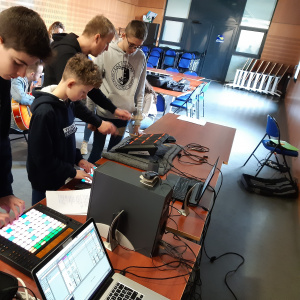 0 Début mars 2020, après un atelier introductif, les élèves de 3C découvrent les instruments…